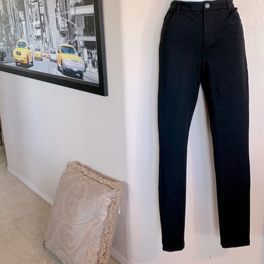 VINCE jeans, sleek skinny, high waist, monogram button, classic 5 pockets. 8 - Picture 3 of 17